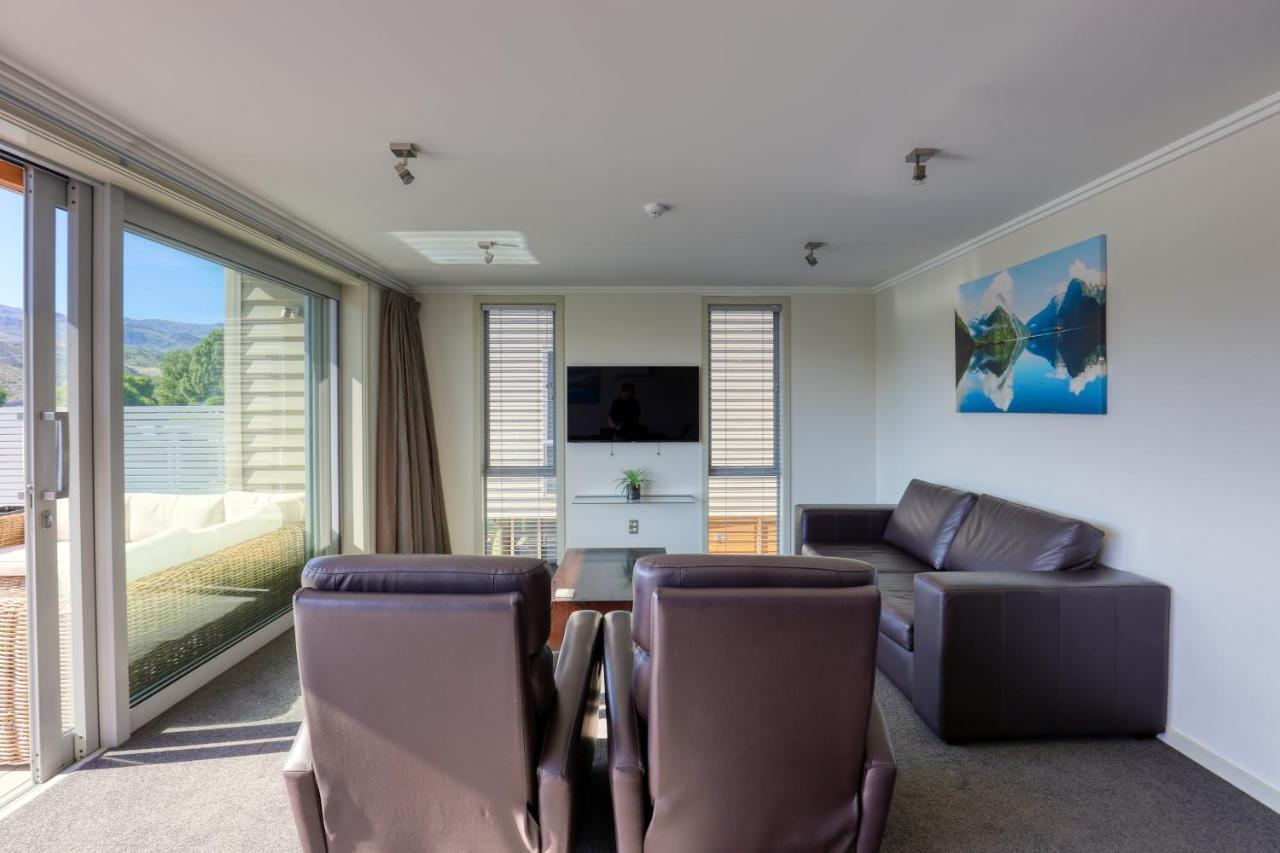Marsden Lake Resort Central Otago كرومويل المظهر الخارجي الصورة A living room in a typical apartment at the hotel