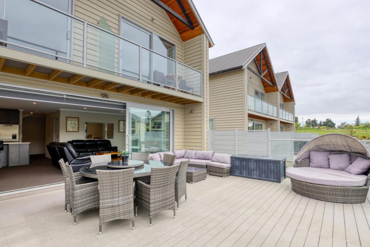 Marsden Lake Resort Central Otago كرومويل المظهر الخارجي الصورة A composite wood deck