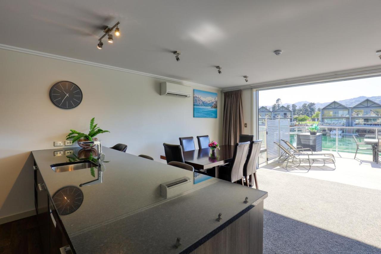 Marsden Lake Resort Central Otago كرومويل المظهر الخارجي الصورة A kitchen in a modern apartment