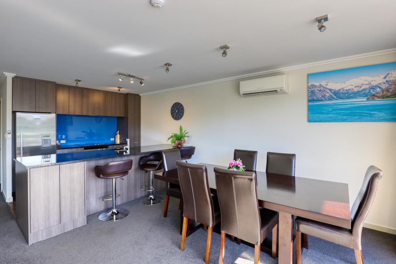 Marsden Lake Resort Central Otago كرومويل المظهر الخارجي الصورة A kitchen and dining room in a typical apartment