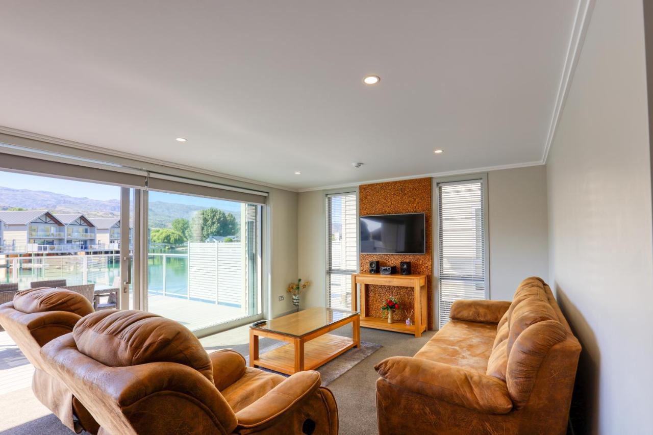 Marsden Lake Resort Central Otago كرومويل المظهر الخارجي الصورة A living room in a typical apartment at the hotel