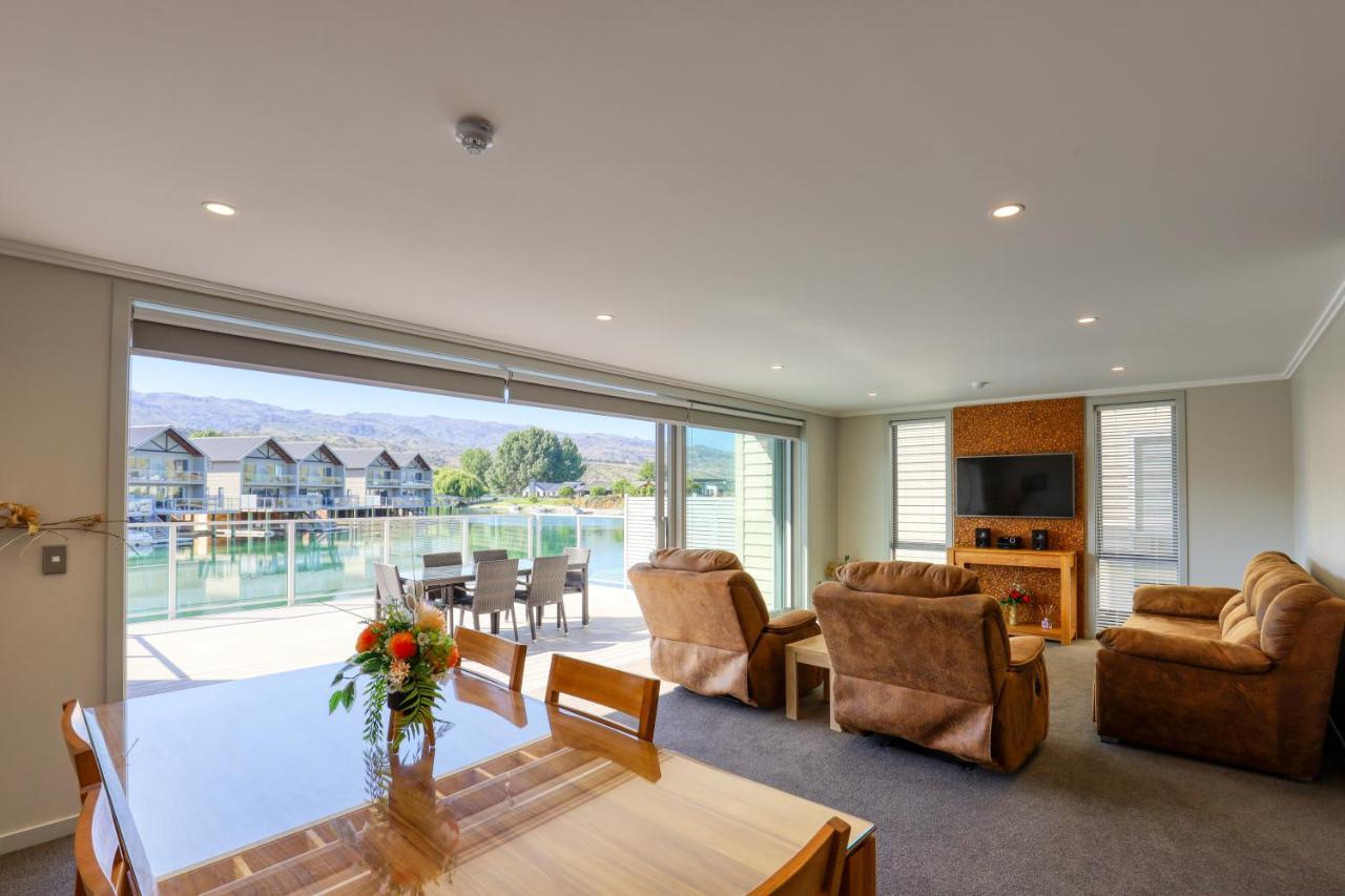 Marsden Lake Resort Central Otago كرومويل المظهر الخارجي الصورة A living room in a typical apartment at The Lakes Resort