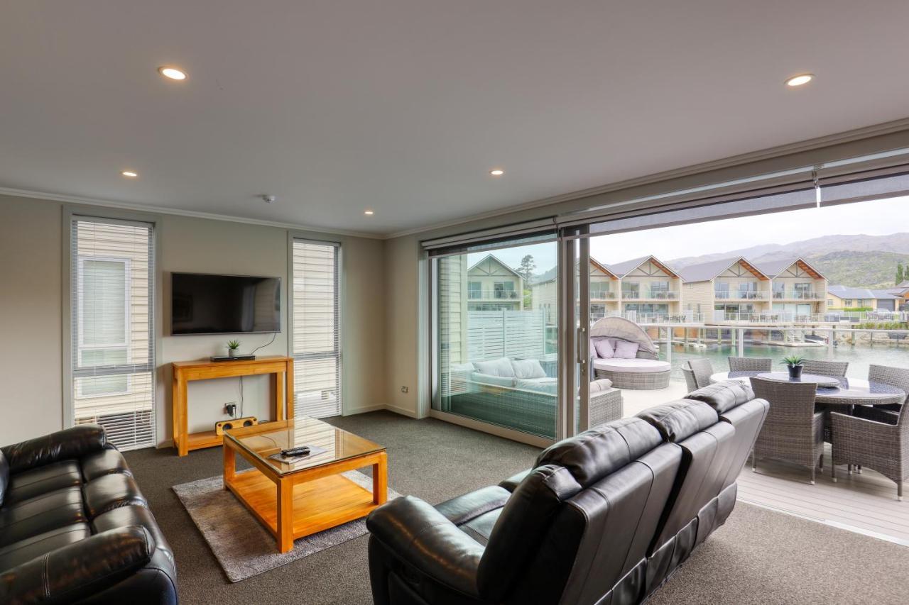Marsden Lake Resort Central Otago كرومويل المظهر الخارجي الصورة Living room with sliding doors