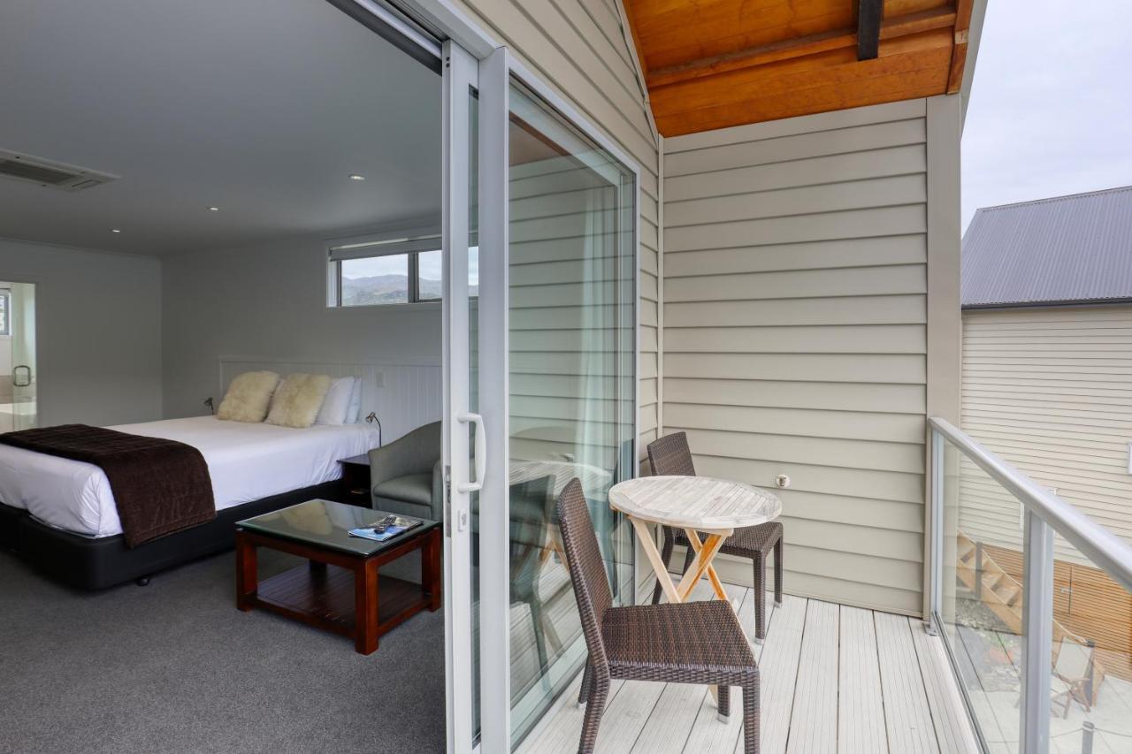 Marsden Lake Resort Central Otago كرومويل المظهر الخارجي الصورة A balcony in a hotel room