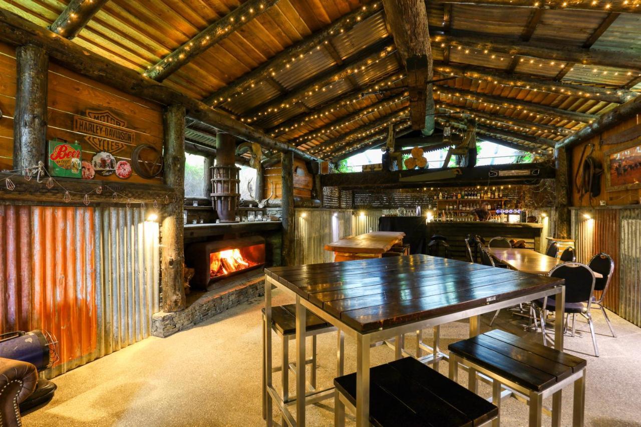 Marsden Lake Resort Central Otago كرومويل المظهر الخارجي الصورة The interior of the bar