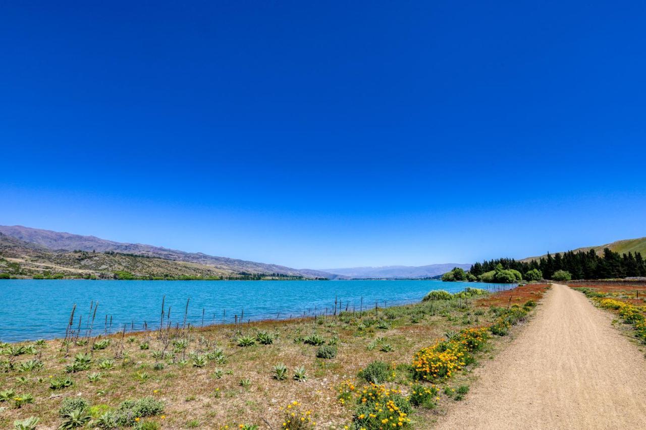 Marsden Lake Resort Central Otago كرومويل المظهر الخارجي الصورة View of the lake from the shore